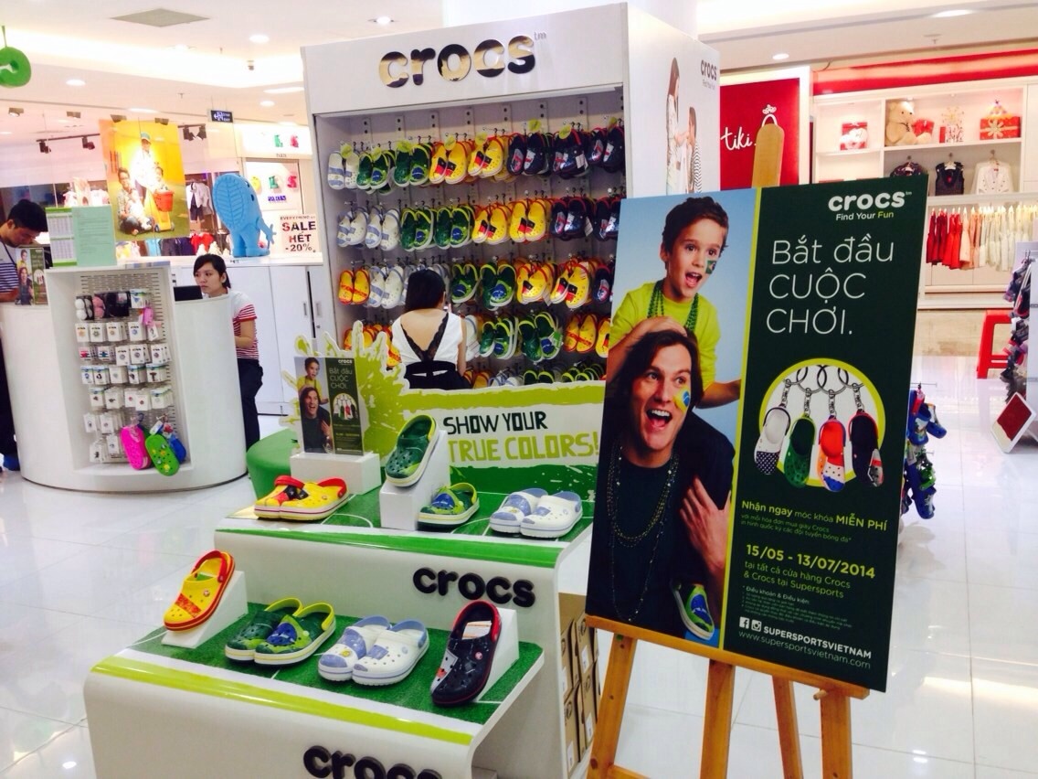 Cung Crocs dem nguoc den mua bong da hinh anh