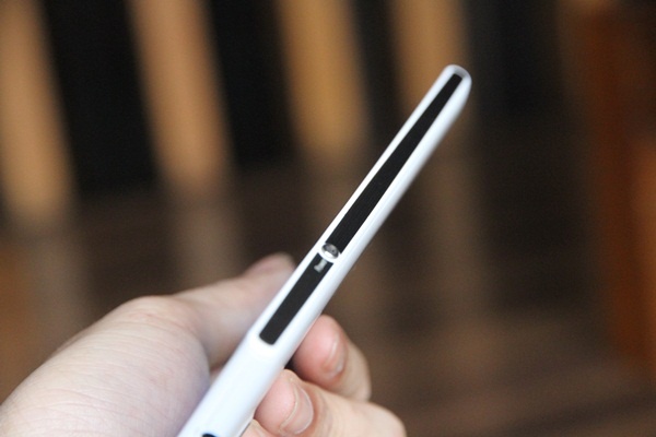 Thiết kế mỏng của RACER cũng khiến viên pin mỏng đi phần nào.