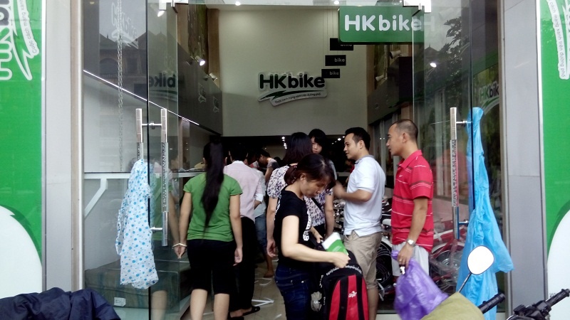 Thời điểm giữa hè, các đại lý bán xe đạp điện trên các tuyến phố của Hà Nội tấp nập khách ra vào.