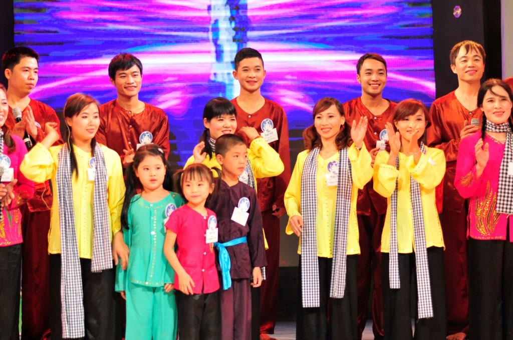 Gia đình anh Tạ Văn Tuấn và tiết mục “Tàu về quê hương” mang nhiều cảm xúc.