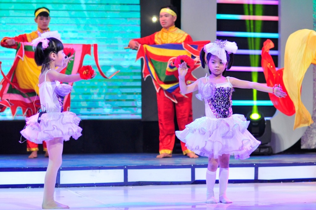 Ca khúc “4000 năm rực rỡ gấm hoa” được thể hiện một cách xuất sắc trên sân khấu.