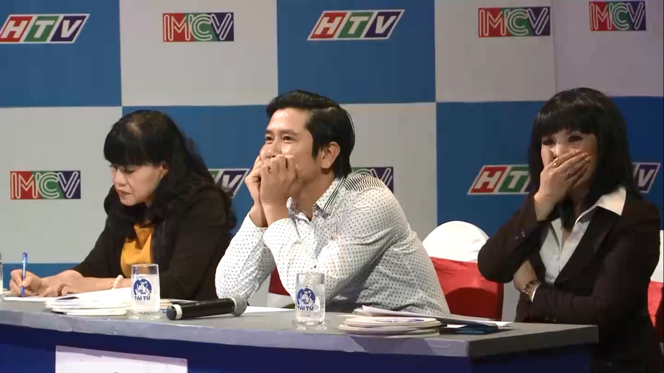 Ho Hoai Anh 'xin an' ngay tren ghe nong vi doi bung hinh anh