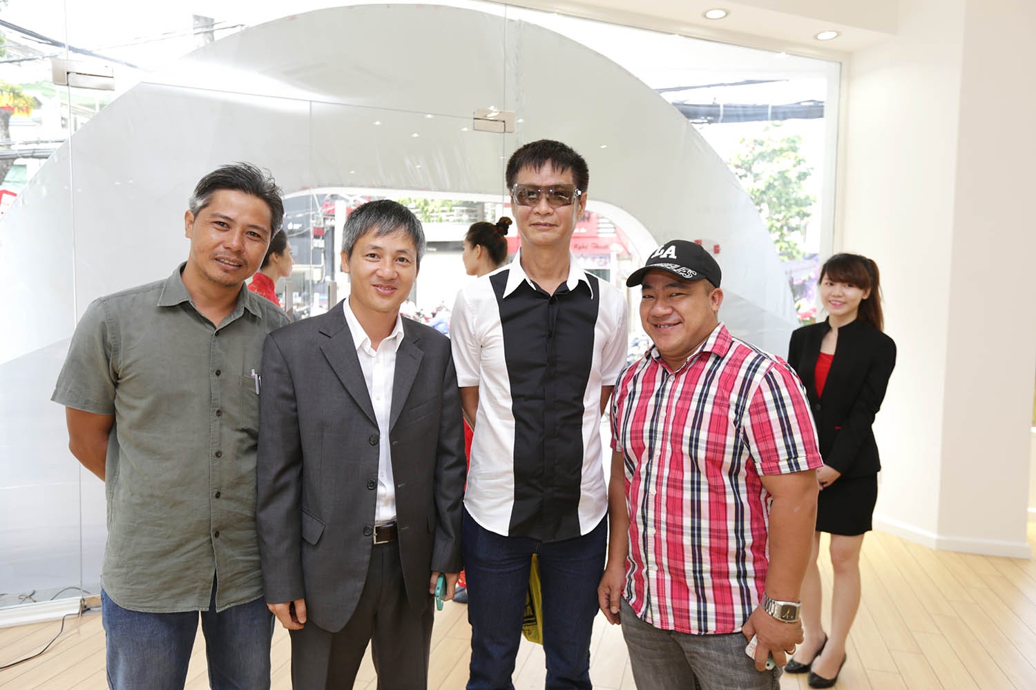 Đạo diễn Lê Hoàng, Hiếu Hiền chụp ảnh cùng đại diện của K+.