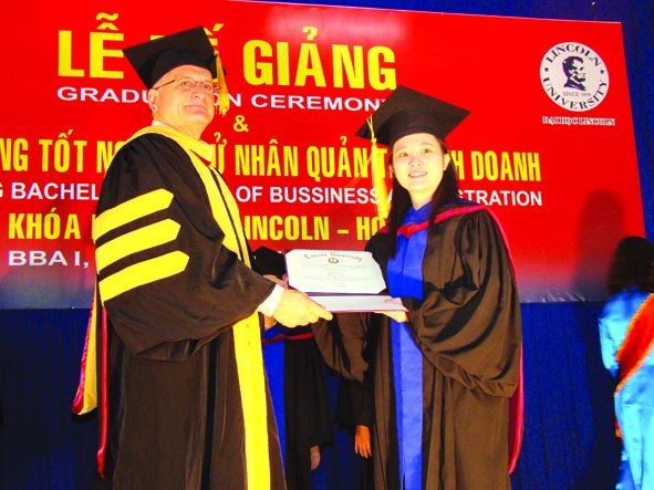 Co hoi nhan bang cu nhan quoc te tai HUTECH hinh anh