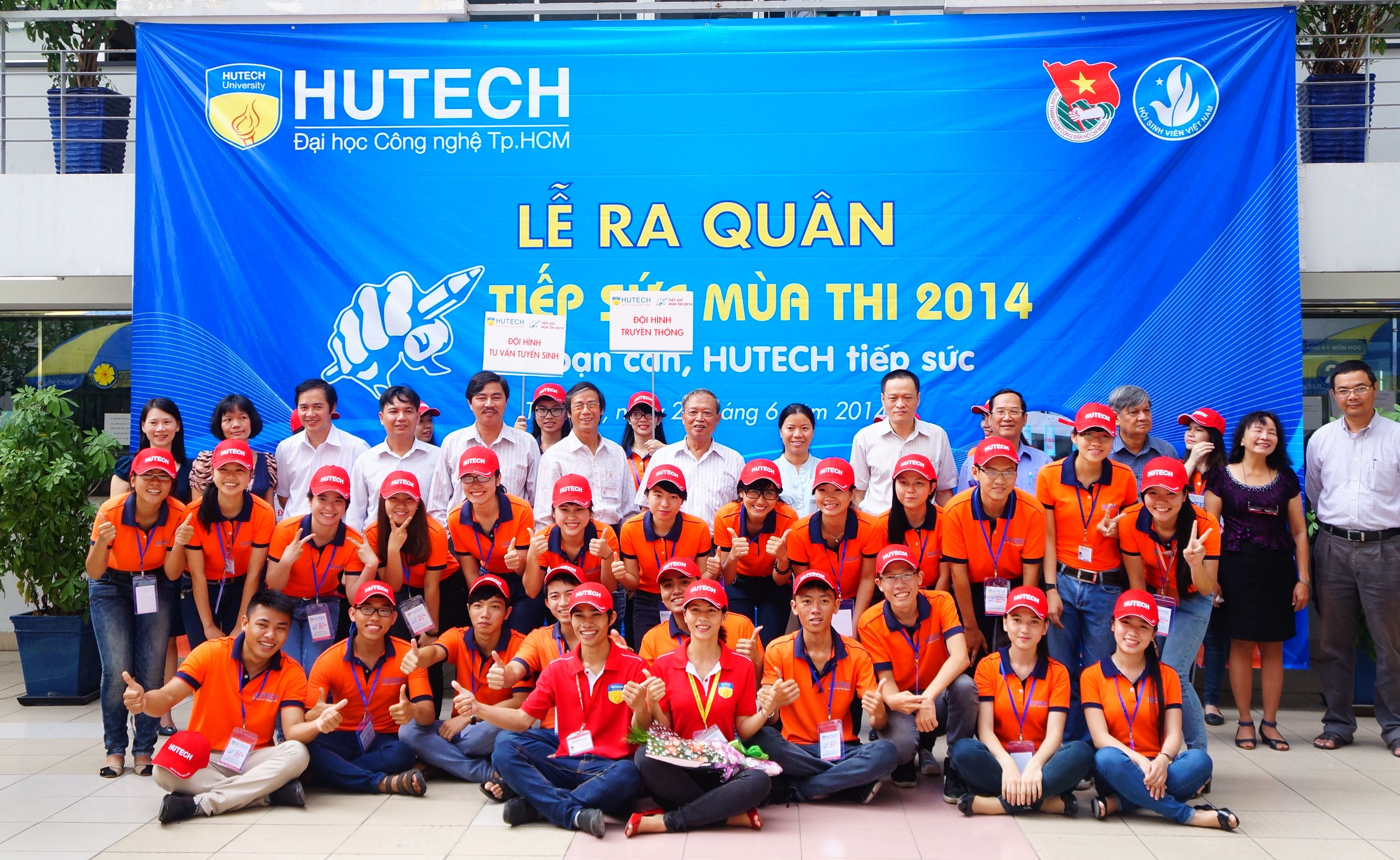 Tuoi tre HUTECH ra quan tiep suc mua thi 2014 hinh anh