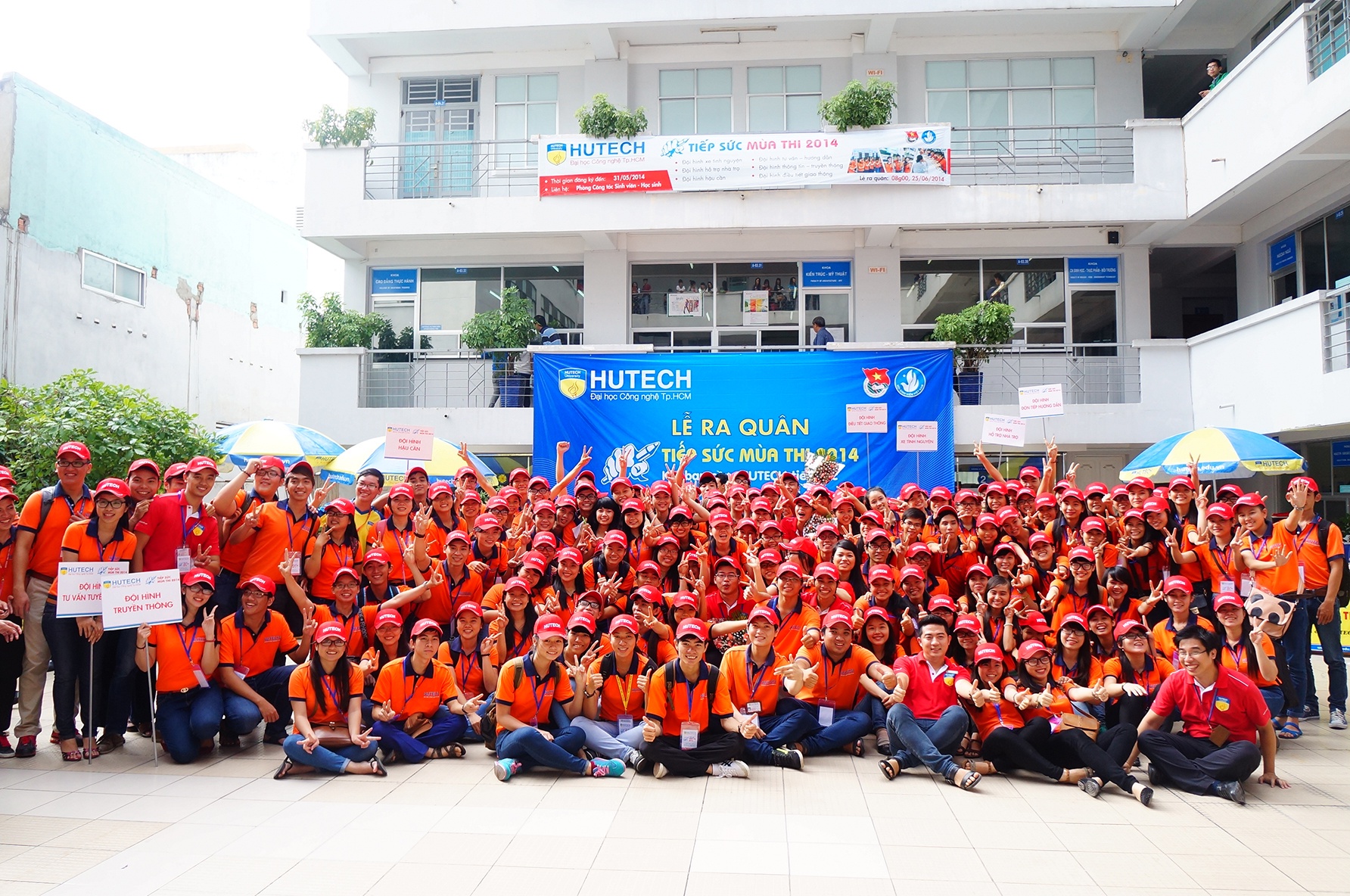 Sức trẻ HUTECH ra quân tiếp sức mùa thi 2014.