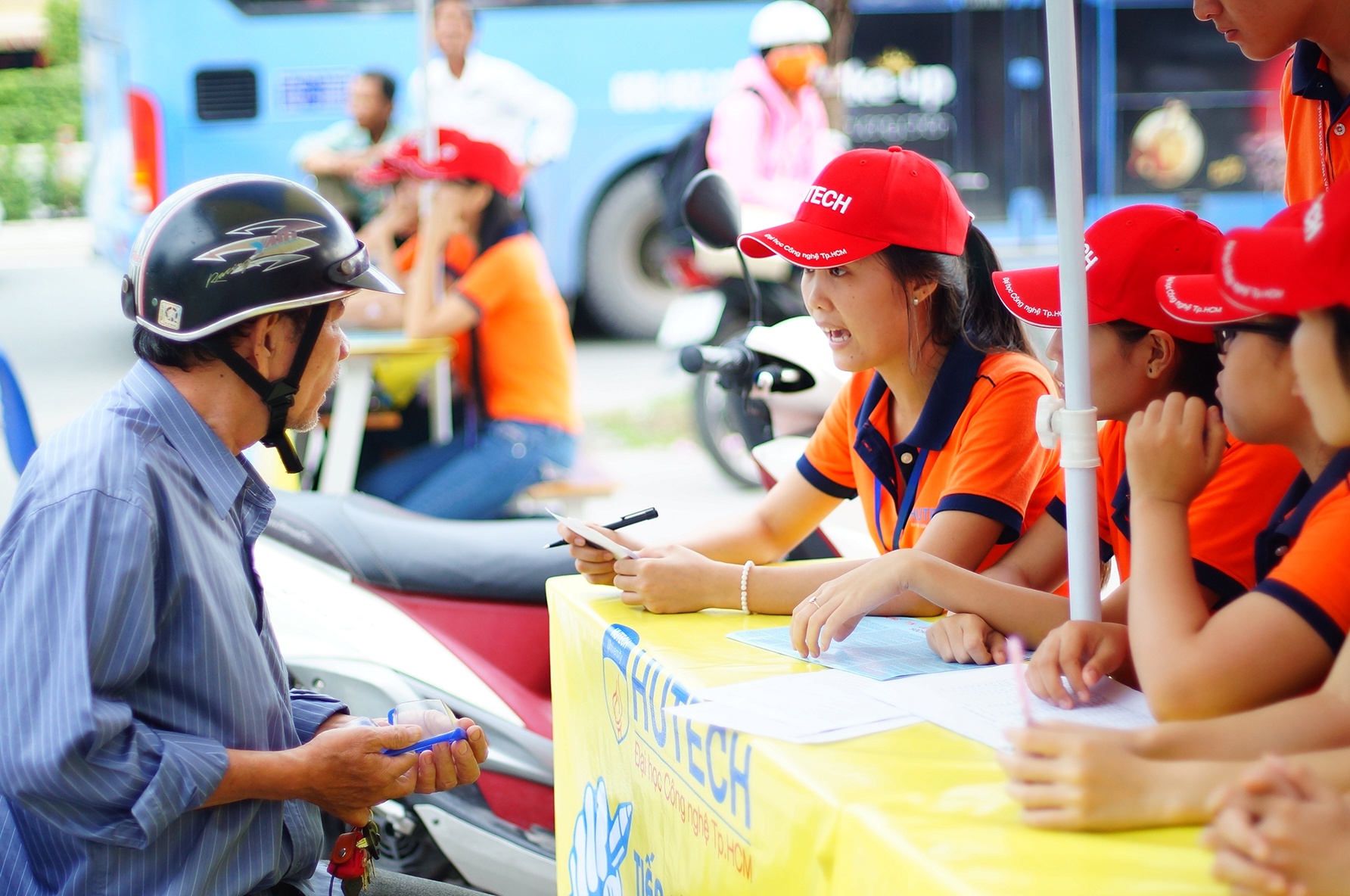 Sinh viên tình nguyện HUTECH hướng dẫn phụ huynh ngay sau lễ ra quân TSMT 2014.