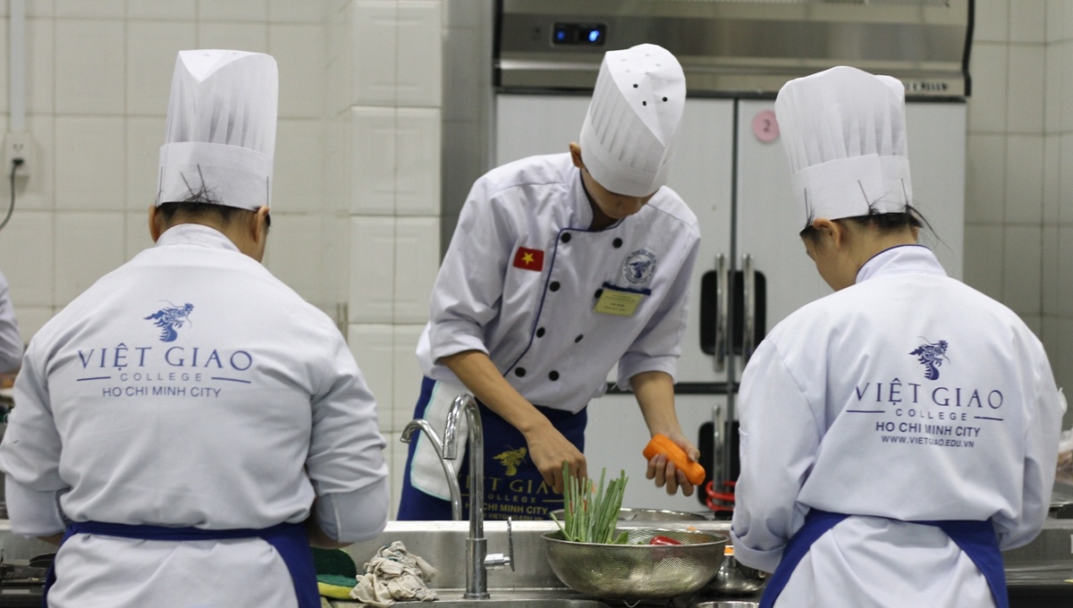 Mạnh dạn lựa chọn con đường học nghề, nhiều sinh viên ngành Bếp tại trường Việt Giao đã đạt được những thành công ngay từ khi còn học tập tại cuộc thi Tay nghề trẻ TP.HCM 2014. Ảnh: Như Quỳnh)