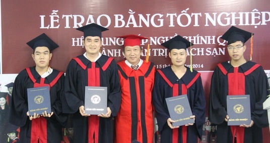 Trong khi các cử nhân Đại học vấp phải tình trạng thất nghiệp thì trong Lễ tổng kết đợt 1-2014 của ngành Quản trị khách sạn – trường Trung cấp nghề Việt Giao, tỷ lệ sinh viên có việc làm/nhu cầu sinh viên tìm việc là 100%. (Ảnh: Kim Dung)