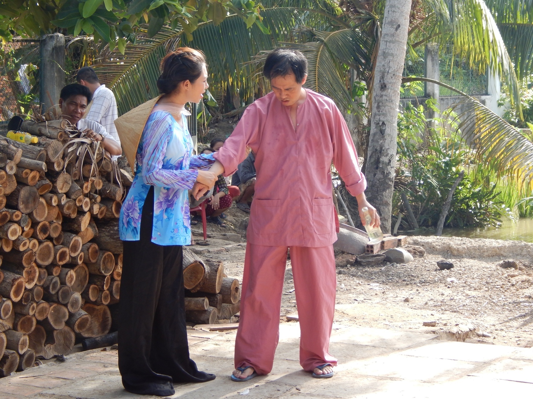 Suy ngam nan uong ruou va bao hanh vo hinh anh