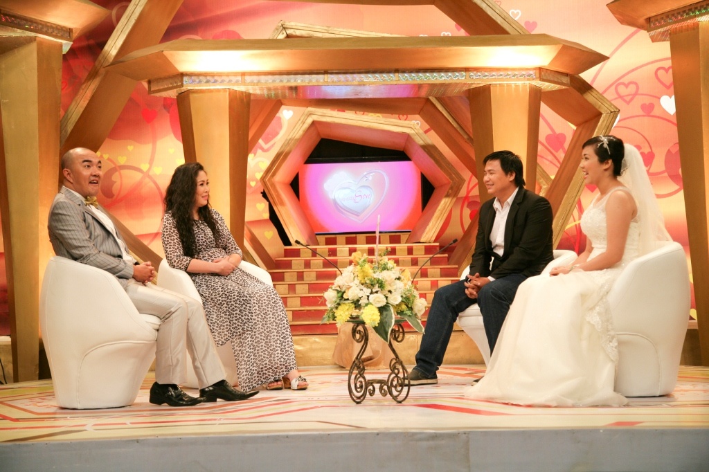 Quoc Thuan xanh mat vi vo tat chong ngay tren san khau hinh anh