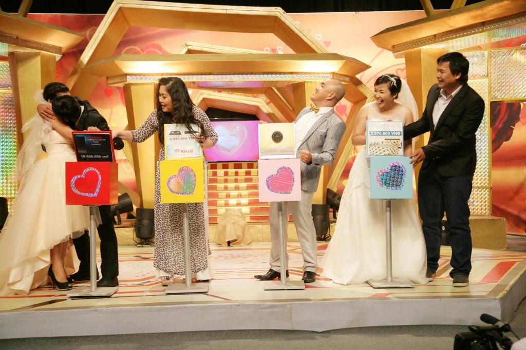 Phần thi hiểu ý và bốc thăm may mắn vui nhộn trên sân khấu với Hồng Vân – Quốc Thuận.