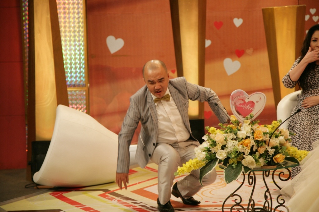 MC Quốc Thuận với cú té ghế đau đớn vì cặp vợ chồng trẻ.