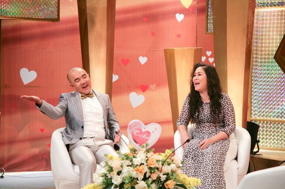 Cặp đôi MC Quốc Thuận – Hồng Vân tạo dáng hài hước trên sân khấu.