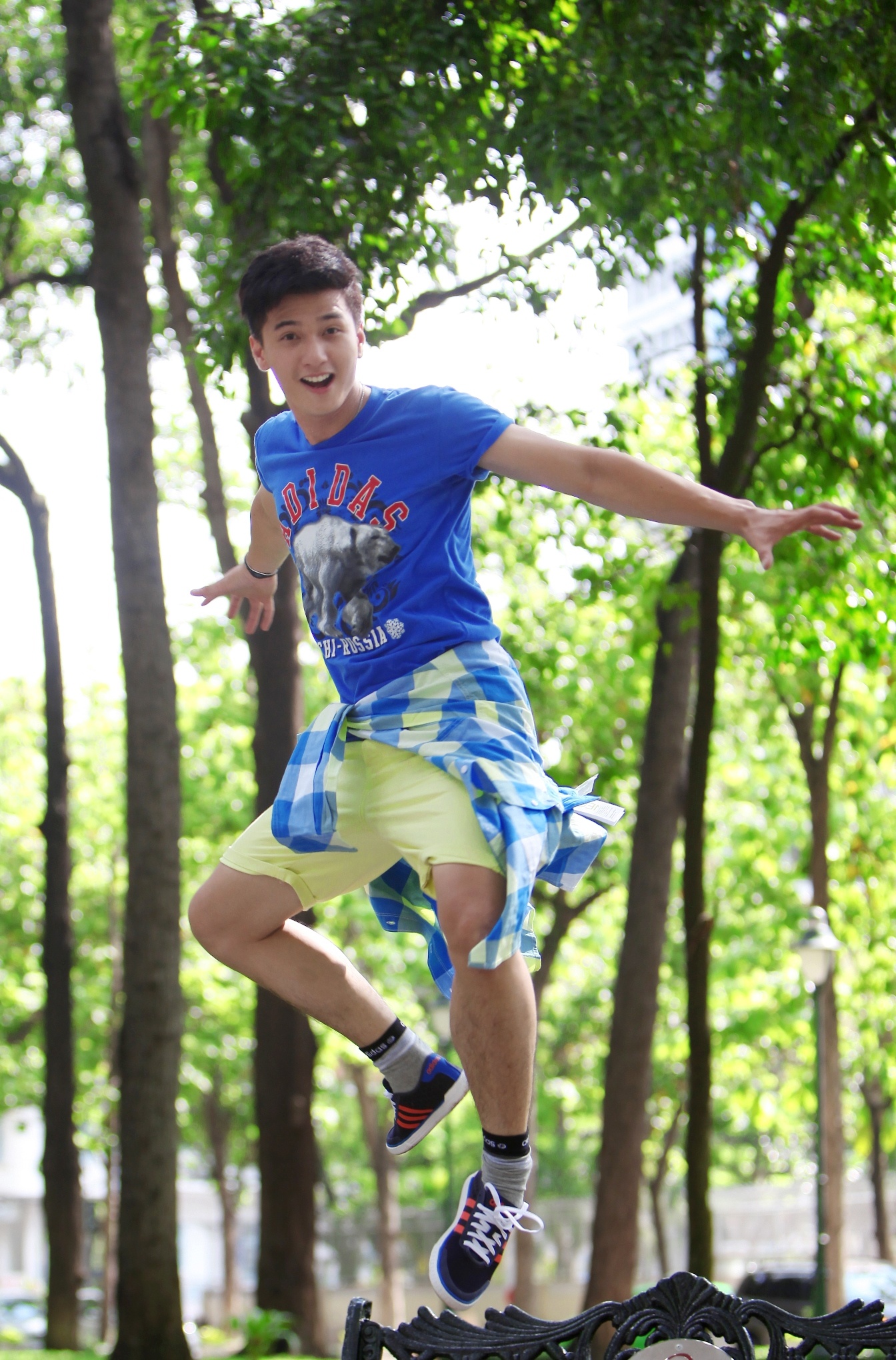 Với các tone màu nổi bật, adidas NEO sẽ giúp bạn thể hiện sự vui vẻ và cá tính của mình mỗi ngày.