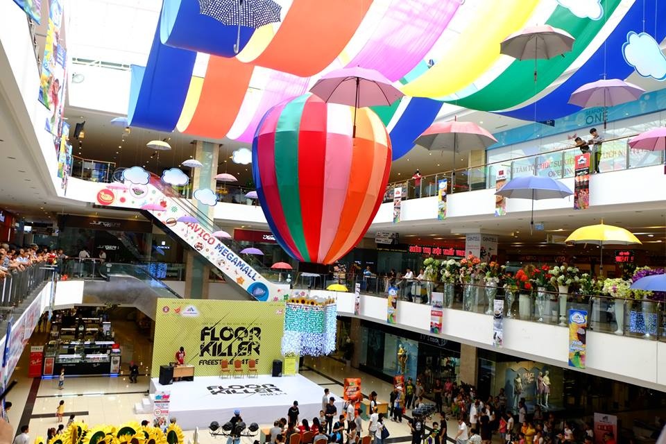 Không gian sảnh chính của TTTM Savico Megamall được thiết kế như mộtđấu trường La Mã đã tạo cảm hứng cho các bạn thi đấu thăng hoa trong từng điệu nhảy.