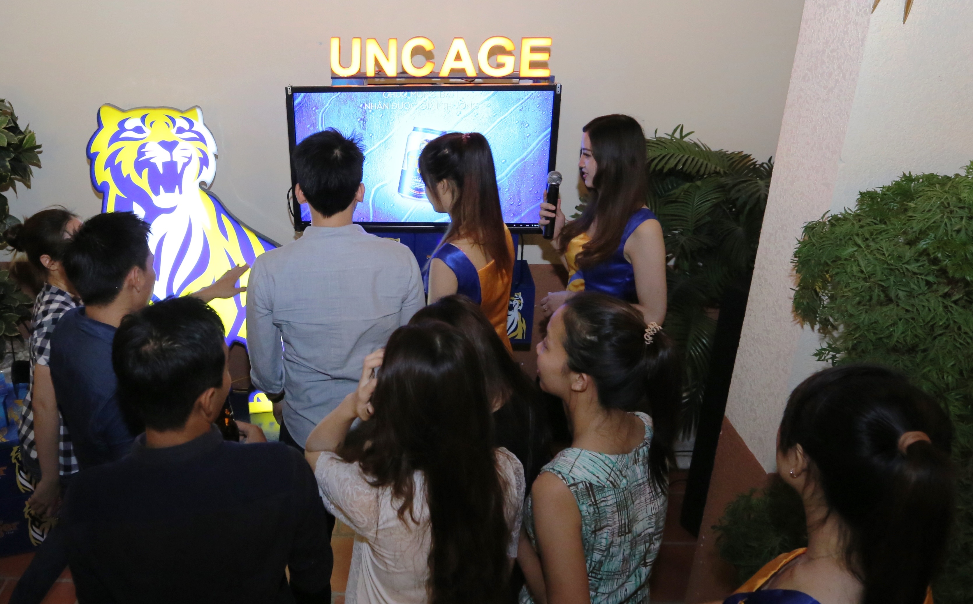 Những hoạt động tương tác thú vị trên màn hình lớn tích hợp công nghệ tương tác đa điểm thu hút đông đảo giới trẻ tham gia.