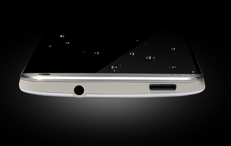 Đỉnh máy gồm phím nguồn và châm cắm tai nghe 3,5 mm. 