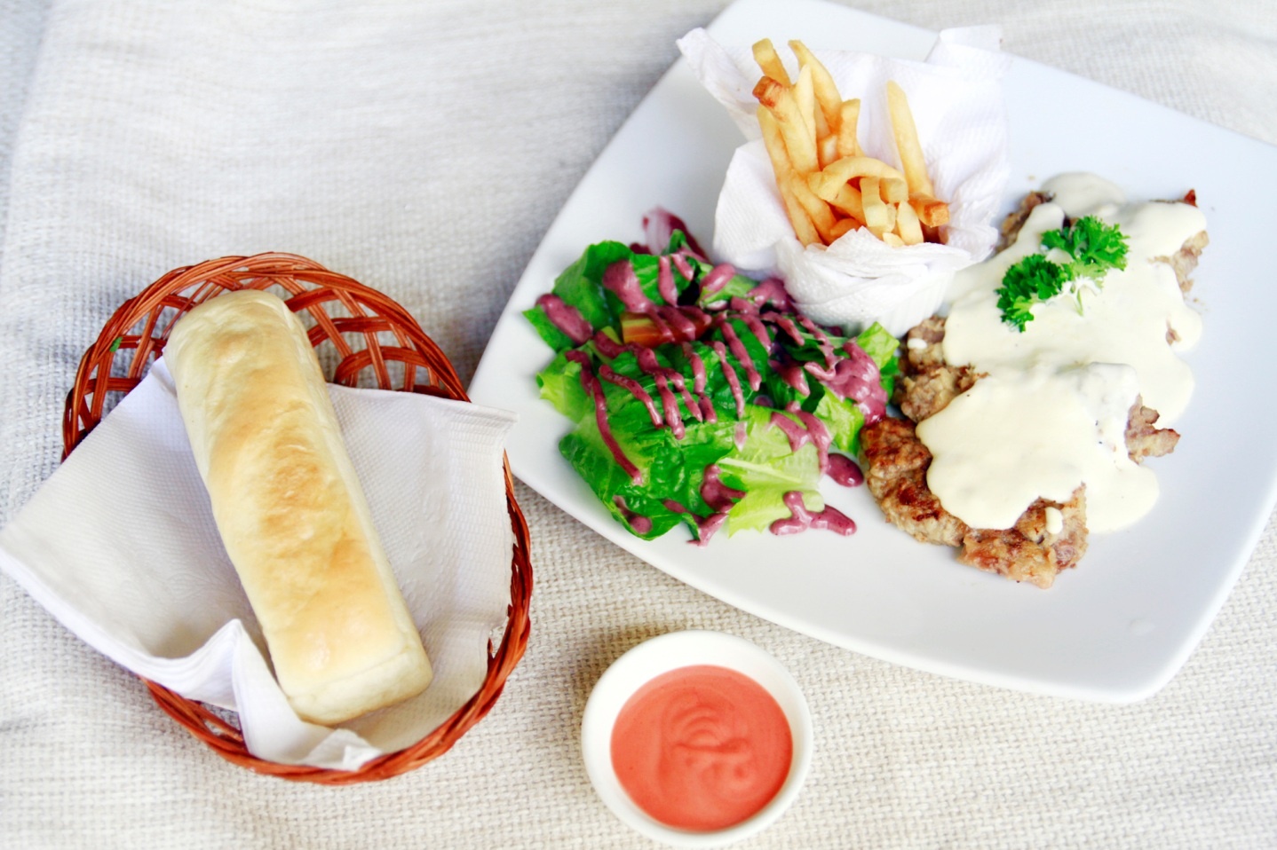 Di an mon tay gia re o Bonjour Resto’ hinh anh