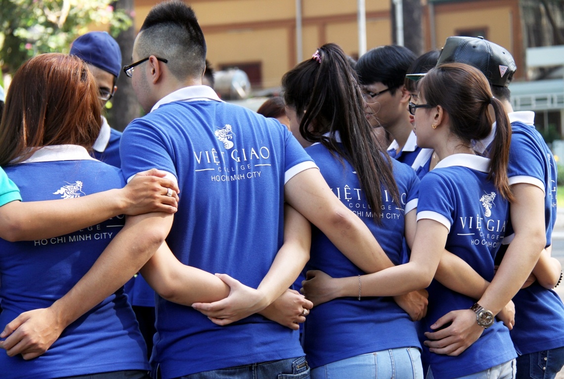 Sinh viên chuyên ngành Quản trị khách sạn trong giờ học môn Kỹ năng sinh hoạt cộng đồng – Một trong những kỹ năng quan trọng giúp SV trở nên bản lĩnh, tự tin, hình thành khả năng làm việc nhóm chuyên nghiệp. Ảnh: Kim Dung