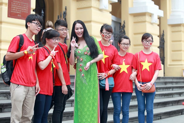 Phi Thanh Van dien ao dai di nhan giai thuong hinh anh