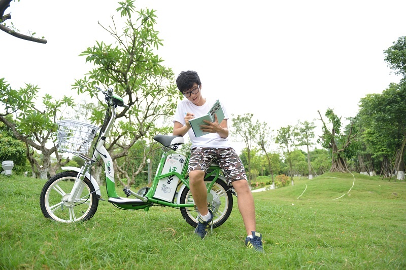 Ngoài những giờ học chính khóa, chiếc xe đạp điện này là “bạn đồng hành” cùng Duy trong các hoạt động ngoại khóa.