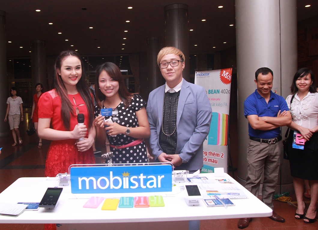 Trung Quân Idol & Thanh Huyền tại booth trải nghiệm của Mobiistar.