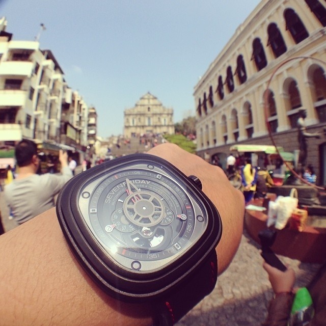 Anh dong ho SevenFriday chu du khap nam chau hinh anh