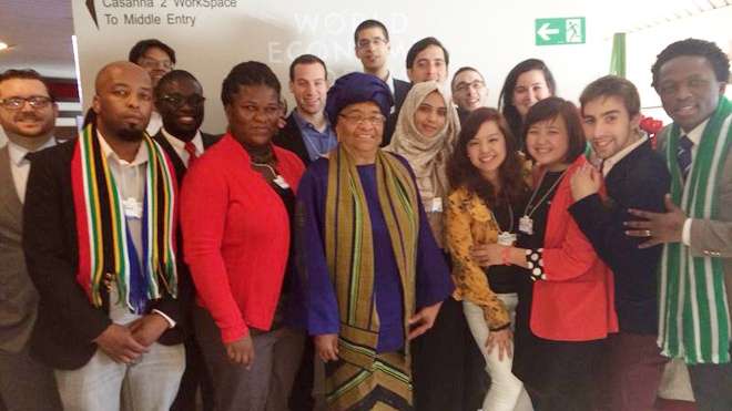 Nguyễn Huyền Châu (thứ 3 từ phải sang) chụp ảnh cùng Tổng thống Liberia tại Diễn đàn Kinh tế Thế giới. Ảnh: Lục Trang.