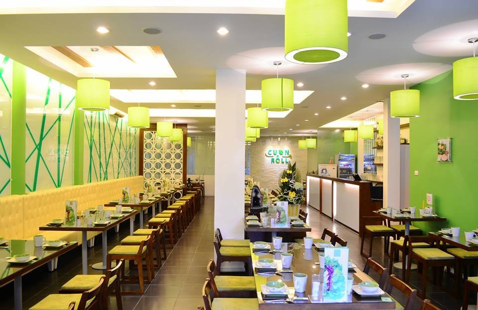 Không gian nhà hàng Cuốn N Roll.