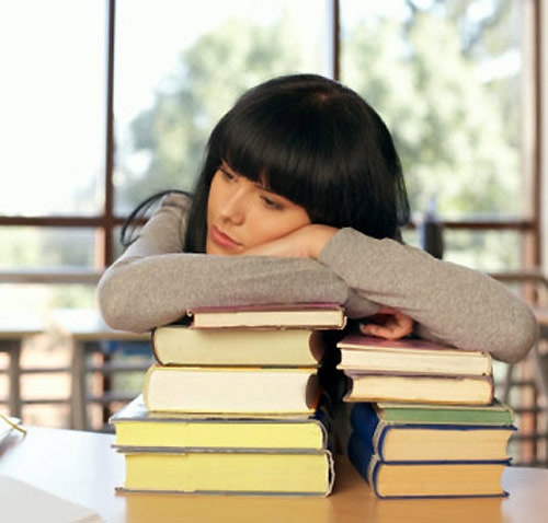 Chính thói quen chờ giáo viên dạy của các lớp học truyền thống đã làm tốn nhiều thời gian tuy nhiên không mang lại nhiều hiệu quả. Ngoài ra, việc ít được tiếp xúc với giáo viên bản xứ cũng là một trở ngại lớn trong việc cải thiện tiếng Anh của bạn.