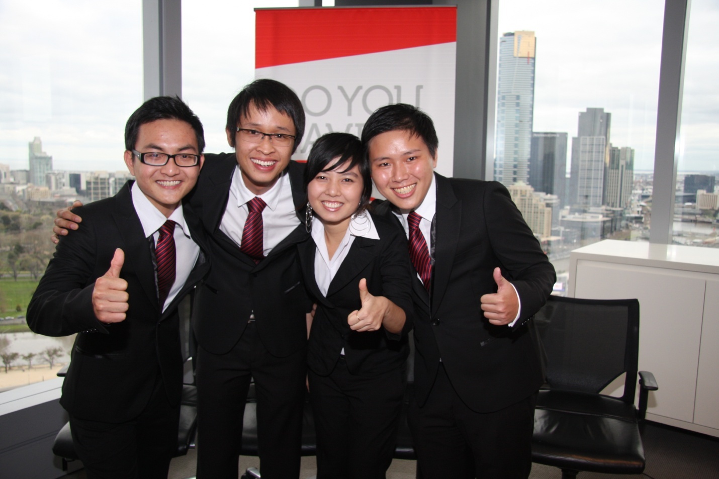 Đội Nguyễn Gia với dự án sản xuất túi xách giấy thời trang, thân thiện với môi trường đã giành giải thưởng môi trường bền vững và giải thưởng xuất sắc tại cuộc thi Lập Kế hoạch Kinh doanh 2010.