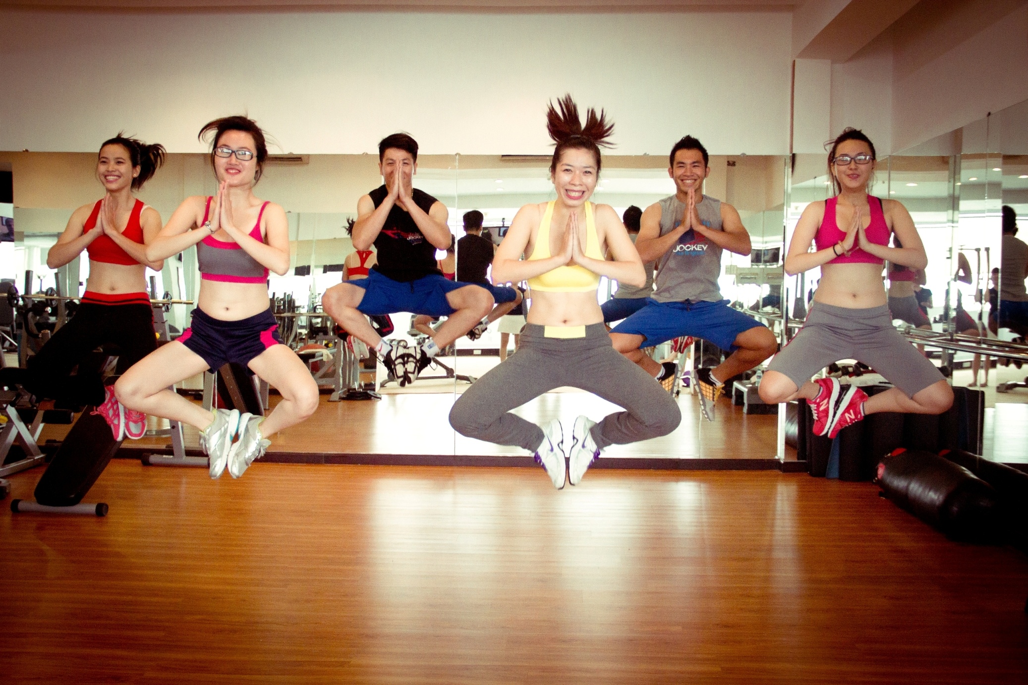 Gioi tre hao hung chup anh phong cach the thao hinh anh