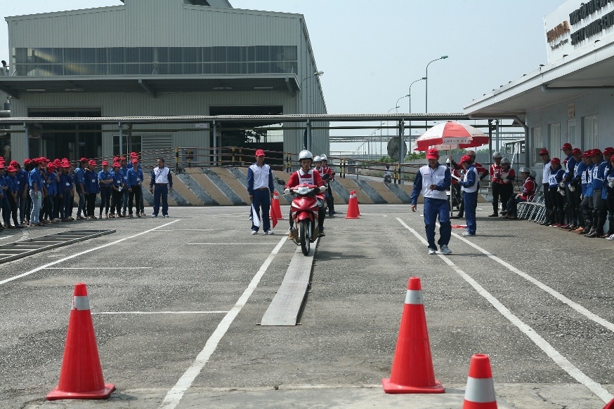 Phần thi thăng bằng trên ván hẹp.