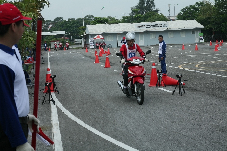 Phần thi kỹ năng phanh khẩn cấp.