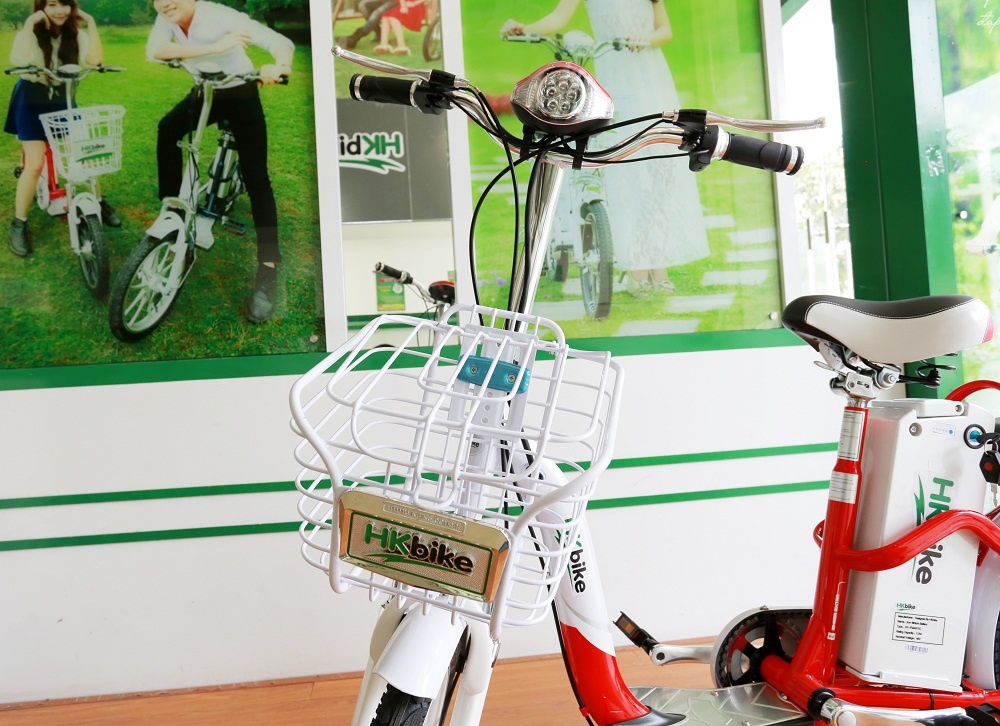 Phần trước của xe với những cải tiến về chùm đèn, giỏ xe, tay ga và ổ khóa đồng hồ.