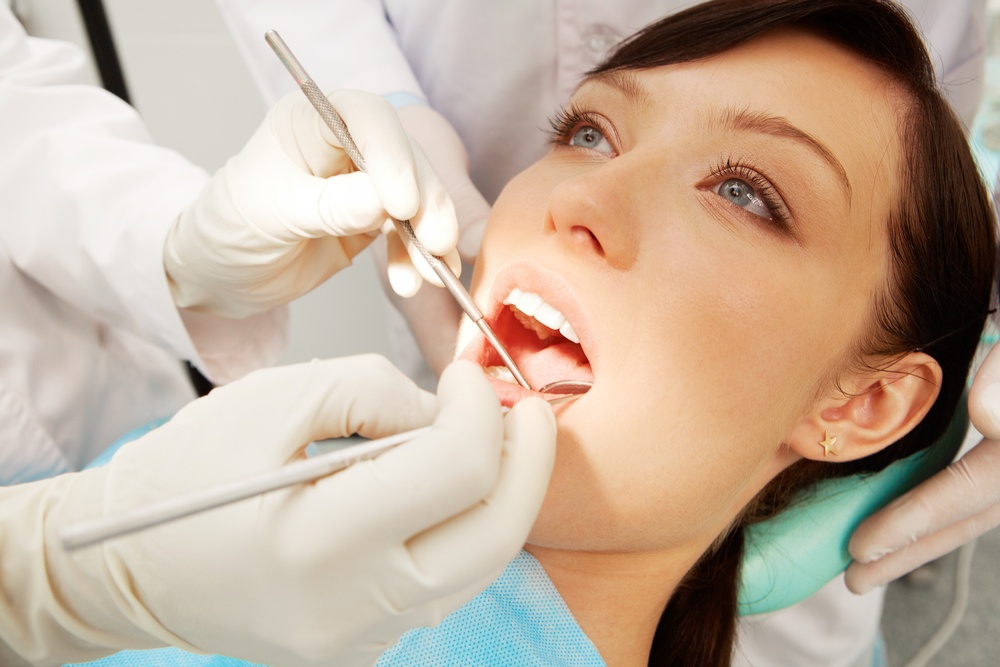 Kiểm tra răng miệng trước chuyến đi một tháng là điều nên làm.