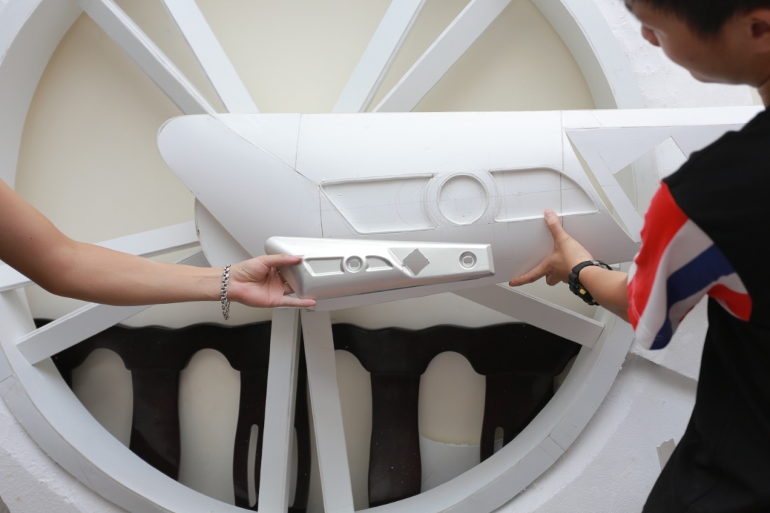 Bánh xe có kích thước khổng lồ, tương đương với chiều cao của một người trưởng thành.