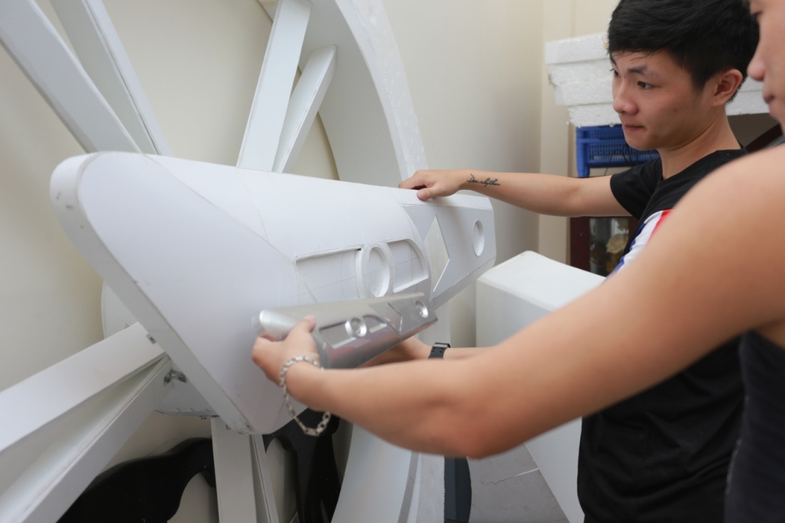 Tân và nhóm bạn đang tính toán ghép các bộ phận trên xe sao cho khớp với thực tế.