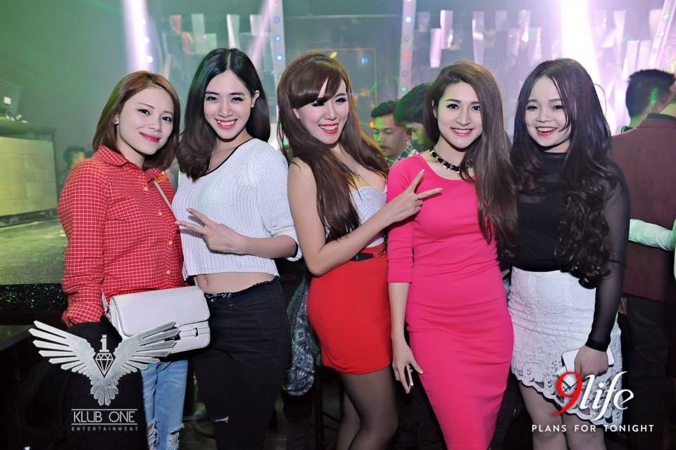 Thoi trang dien nong bong cua cac nu DJ Ha thanh hinh anh
