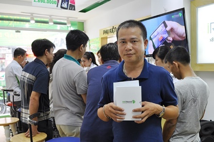 Anh Đỗ Văn An là khách hàng đầu tiên sở hữu iRevo tại showroom HKPhone số 281 A Khâm Thiên – Hà Nội.