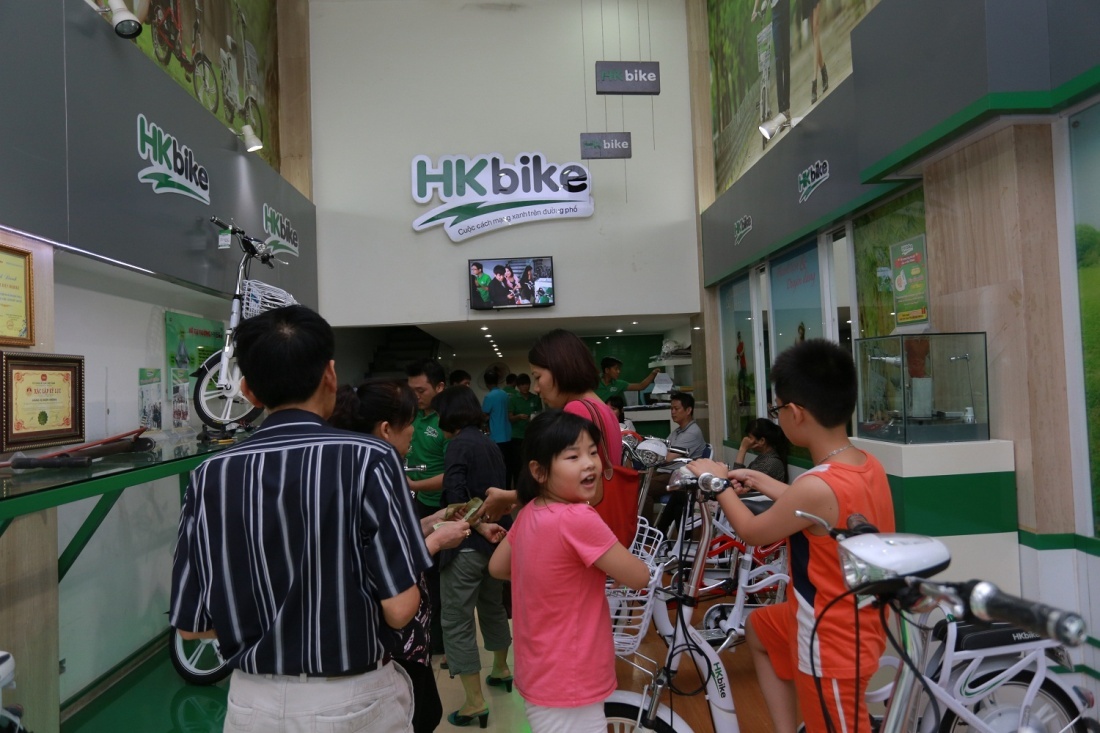 Rất đông người chờ đến lượt mua xe tại showroom 430 Xã Đàn (ảnh chụp ngày 29/7).