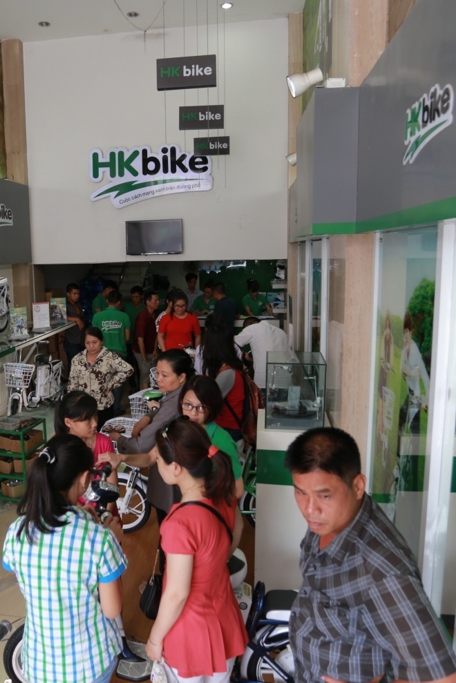 Khách hàng tấp nập, chen chân mua xe mới tại showroom HKbike 430 Xã Đàn, Hà Nội.
