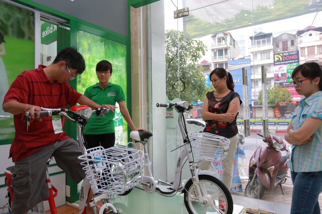 Gia đình này lặn lội đi từ xa đến showroom ở Xã Đàn để mua xe Zinger Extra phiên bản nâng cấp mới.