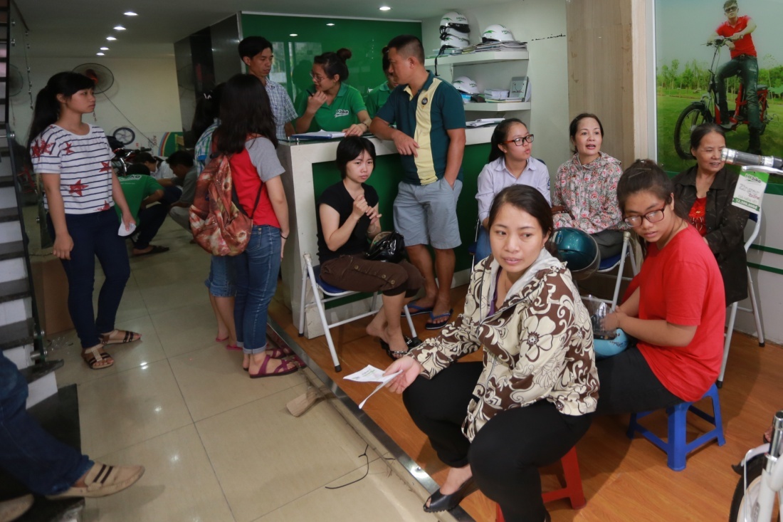 Đông kín người cả trong lẫn ngoài.