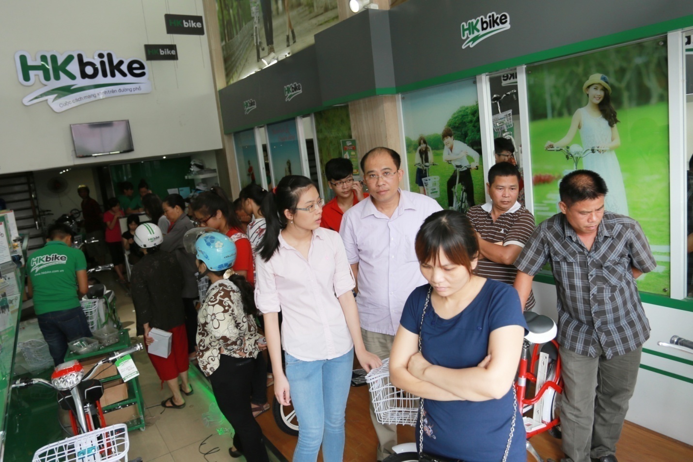 Khách hàng đổ xô đến showroom HKbike mua xe nâng cấp mới.