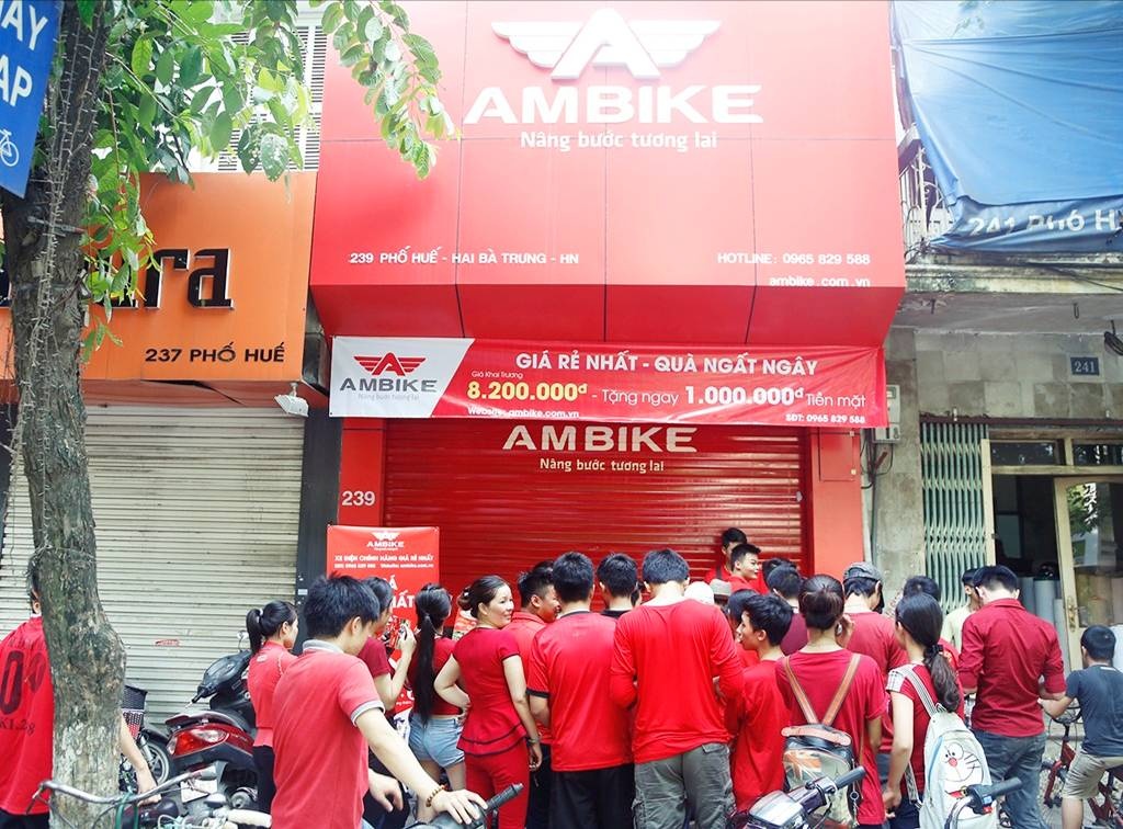 6h30 sáng, những khách hàng đầu tiên đã có mặt tại showroom xe đạp điện chính hãng.