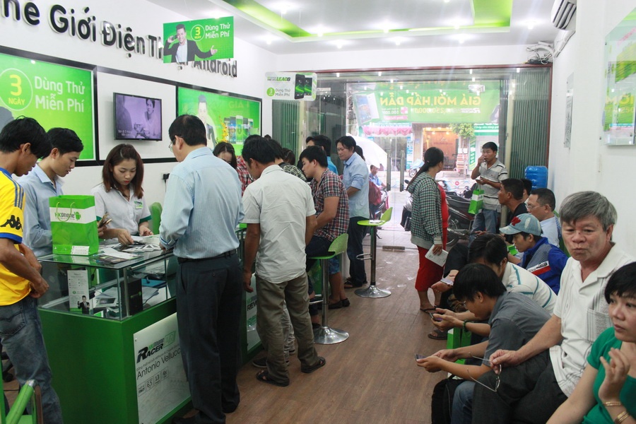 Khách hàng tới chật kín đúng giờ mở bán dù trời mưa to.