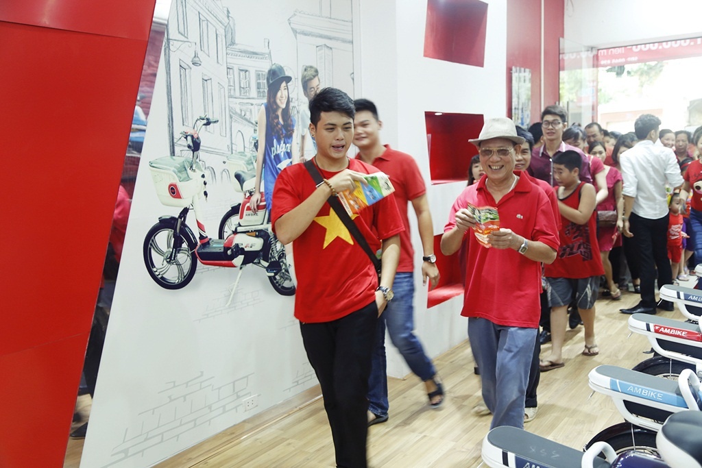 Con sot ao do trong ngay khai truong xe dap dien AMBIKE hinh anh