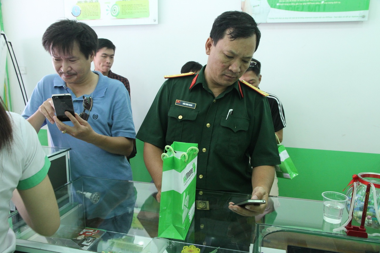 Nhung dieu dac biet trong ngay dau smartphone vo thep ban ra hinh anh